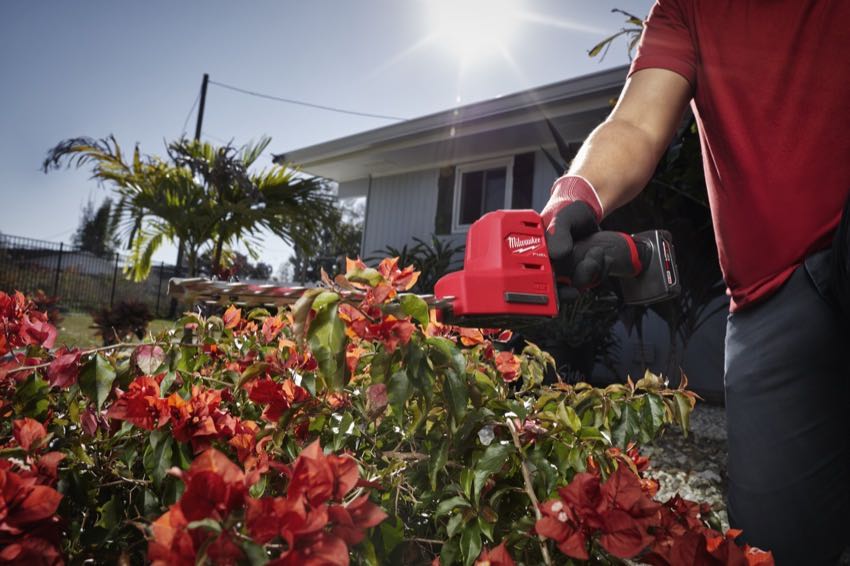 Milwaukee M12 Fuel Compact Hedge Trimmer opereviews.com/milwaukee-m12-…