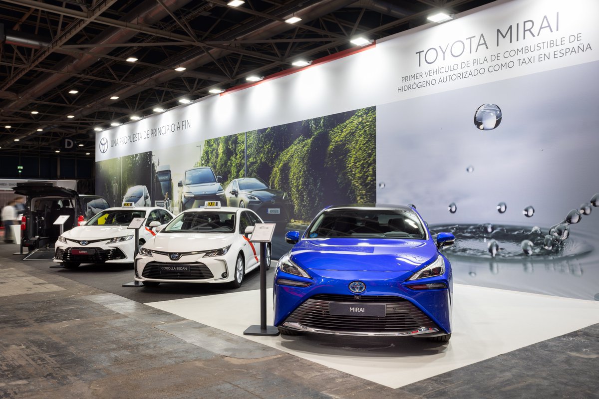 ToyotaPrensa's tweet photo. La gama #taxi de #Toyota, la mejor y más amplia oferta para el profesional del taxi, se ha presentado en @FeriadelTaxi, formada por #CorollaSedan #Electric #Hybrid, #Camry Electric Hybrid, #Mirai y #Proace #TMPR. #BeyondZero
https://t.co/NbMRFbZRqR https://t.co/h7pKqqnglz