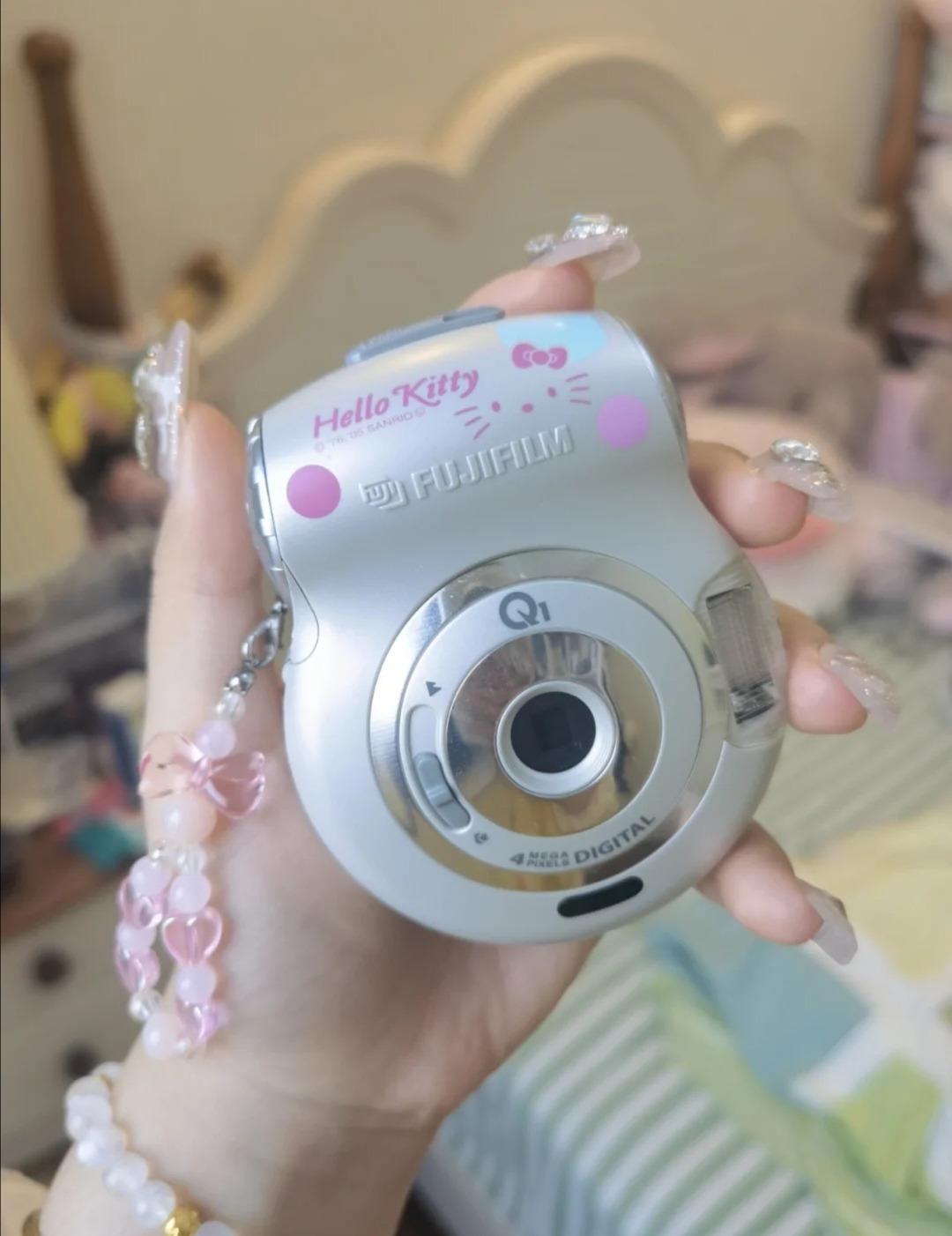 FUJIFILM Hello Kitty Q1 デジタルカメラ 81rqCsEeTfL._UF1000,1000_QL80_.jpg