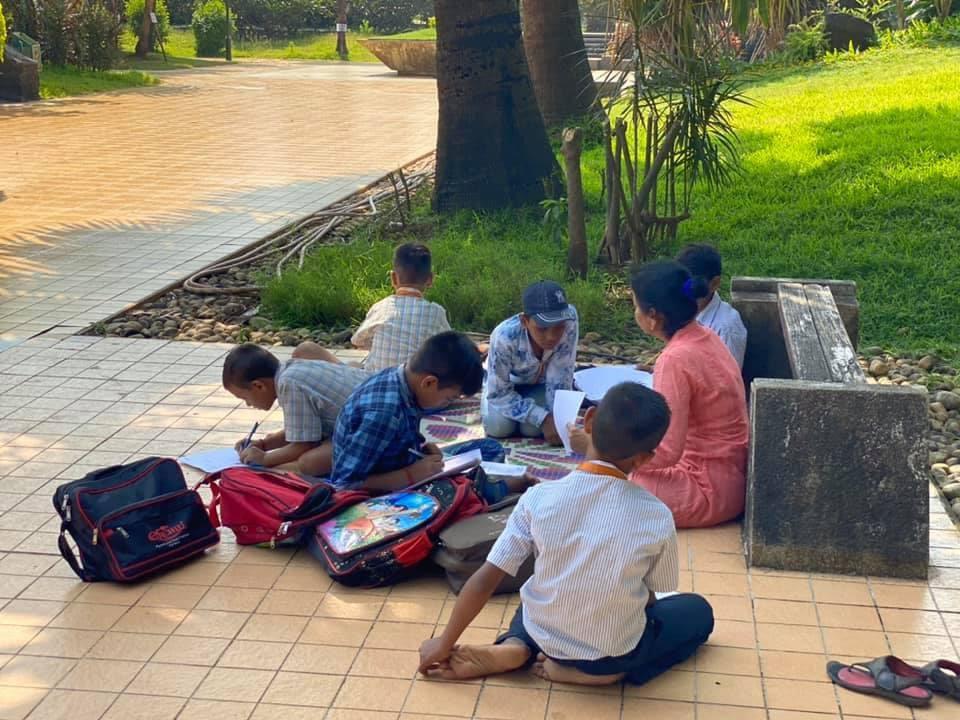 angelxpressorg's tweet image. @AUThackeray if you like the images of these educated ladies helping slum children with their studies do help us. #AXF trained #volunteers interacting with children at #AareyBhaskarUdyan at #Gokuldhaam for over 5 years now find gates shut to them citing bmc rules.