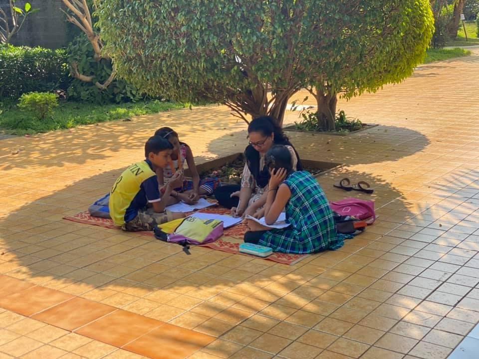 angelxpressorg's tweet image. @AUThackeray if you like the images of these educated ladies helping slum children with their studies do help us. #AXF trained #volunteers interacting with children at #AareyBhaskarUdyan at #Gokuldhaam for over 5 years now find gates shut to them citing bmc rules.