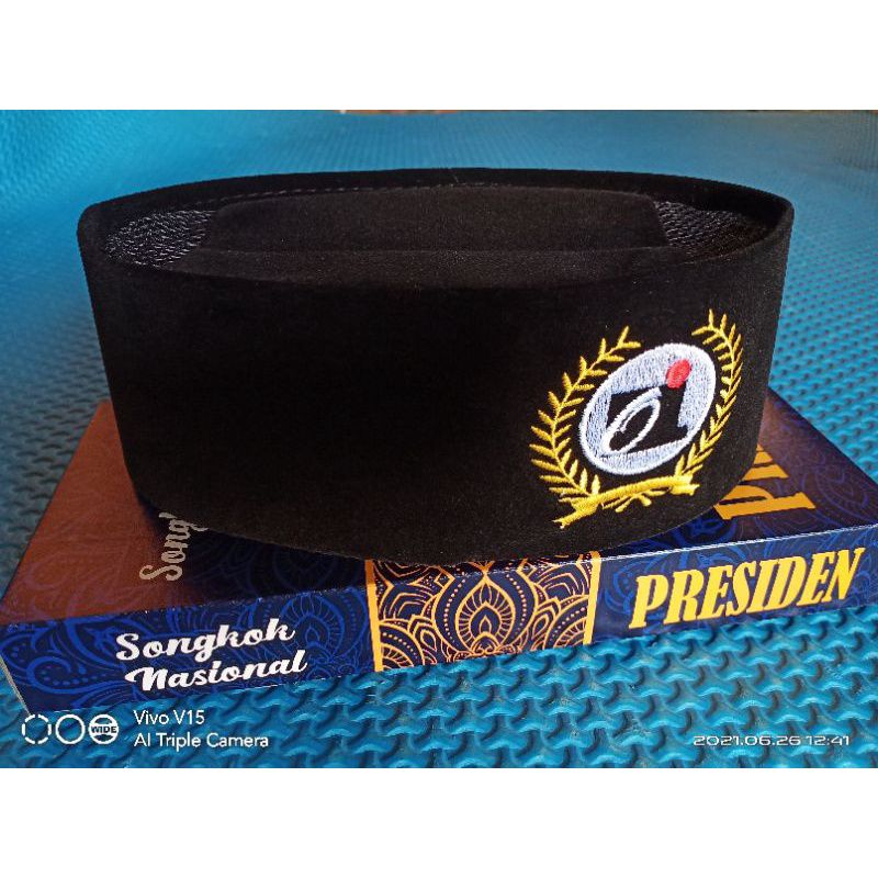 FajarAdheSetia1's tweet photo. Saya menjual PECI OI IWAN FALS seharga Rp35.000. Dapatkan di Shopee sekarang! https://t.co/LVJjG1WNa4 #ShopeeID https://t.co/yQCqddEyRv