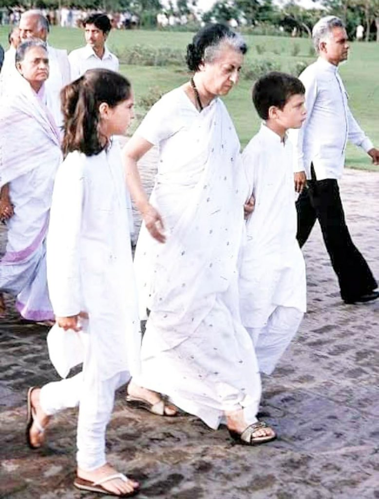 Ravidevt's tweet photo. We know the art of #WalkWithTruth.
We never fear. We never cry.
We are #Congress 🤚
#IndiaWithRahulGandhi https://t.co/LNyza49grD