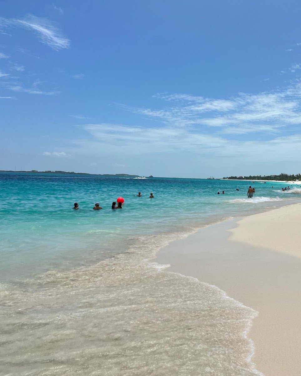 brandyalexiz's tweet photo. forever in love with the bahamas 🇧🇸🐬🐳🌊 https://t.co/DEj9E02L0S