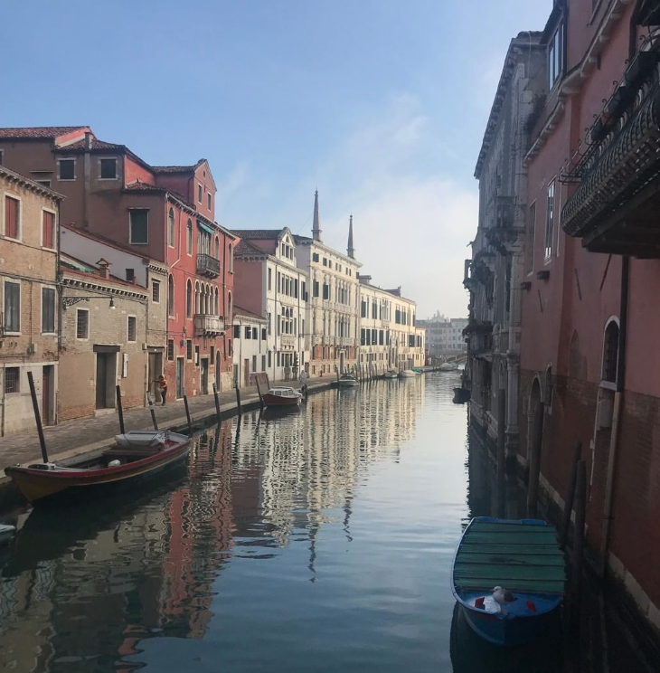 JetCandyTravel's tweet photo. Quite possibly one of our favourite views! The majestic #HotelHeureka, in the Cannaregio district of #Venice, is a real home-away-from-home, exuding all the magic you would expect in a 16th century Venetian palazzo. #JetCandy #Travel #HeurekaMoments #WeAreHereVenice https://t.co/2c89aTZujc
