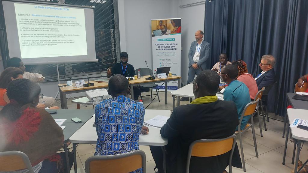 abdoulayekn1's tweet photo. Masterclass1 au forum de Yaoundé sur la désinformation
✔️le rôle du #factchecking dans la lutte contre la désinformation+les principes de #IFCN.
✔️Le FactChecking livre-t-il un combat asymétrique avec les FakeNews?
 @ValdezOnanina
 #Laurent_Bigot
#DésinfoxAfrique 
#BenbereVerif https://t.co/BVsjThEoEC