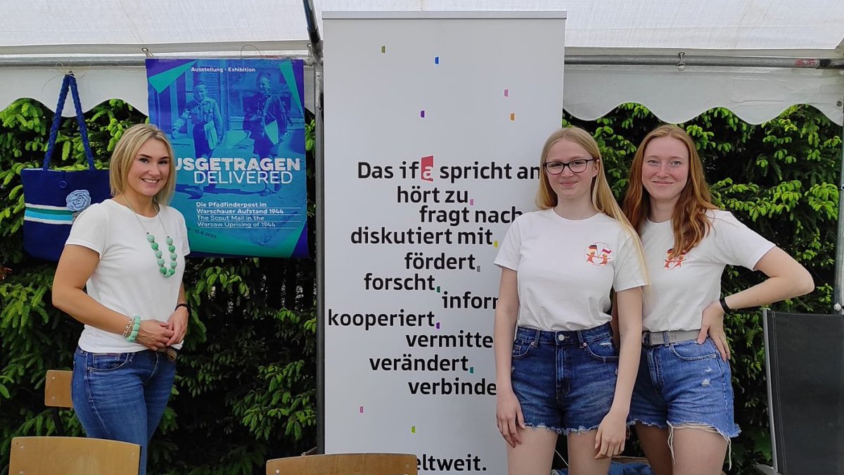 BJDMZMMN's tweet photo. Beim Tag der nationalen und ethnischen Minderheiten in #Allenstein waren auch Mitglieder der Gruppe "#Jugend in Allenstein" der #ifa-#Kulturmanager'in Julia Herzog dabei und haben die #DeutscheMinderheit vorgestellt. 😀👍

#BJDM #ZMMN #AGDM #Olzstyn https://t.co/UduvG14Kvd