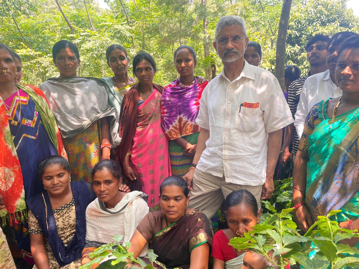 DrSJaishankar's tweet photo. Interacted with workers at the famous coffee plantations in Paderu. Committed to improving the income of farmers. 

Recommend the organic  products marketed by the Integrated Tribal Development Agency and Girijan Cooperative Corporation. 

#Vocal4Local https://t.co/GGFjCm22le