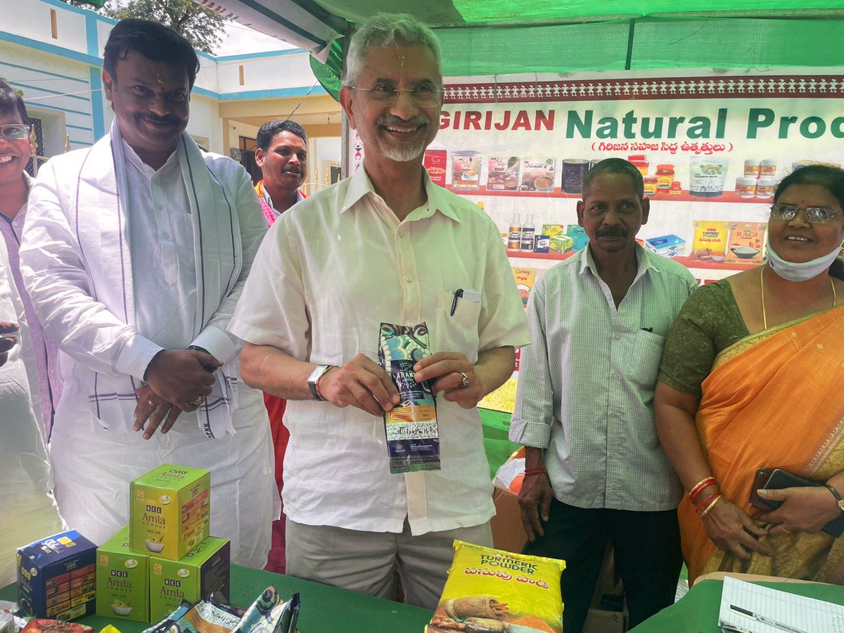 DrSJaishankar's tweet photo. Interacted with workers at the famous coffee plantations in Paderu. Committed to improving the income of farmers. 

Recommend the organic  products marketed by the Integrated Tribal Development Agency and Girijan Cooperative Corporation. 

#Vocal4Local https://t.co/GGFjCm22le