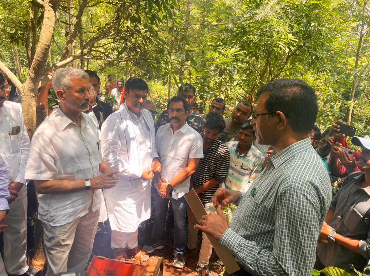 DrSJaishankar's tweet photo. Interacted with workers at the famous coffee plantations in Paderu. Committed to improving the income of farmers. 

Recommend the organic  products marketed by the Integrated Tribal Development Agency and Girijan Cooperative Corporation. 

#Vocal4Local https://t.co/GGFjCm22le