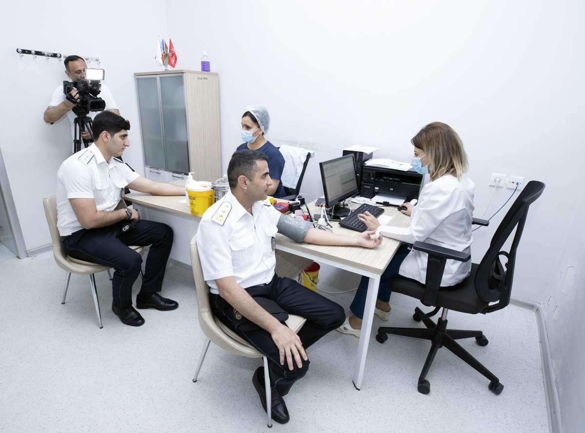AzGomruk's tweet photo. Gömrük əməkdaşları “Qan ver, ümid ol” şüarı altında keçirilən könüllü qanvermə aksiyasında iştirak ediblər. 

Ətraflı: https://t.co/zkQwAVuv2M https://t.co/fHJFjSSEpP