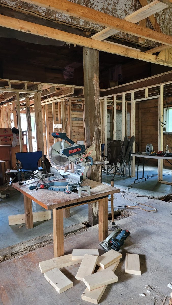 wtihub's tweet photo. This @BoschToolsNA Sliding Compound Miter Saw is our favorite tool on this job site right now 🙌

#slidingcompoundmitersaw #boschtools #homerenovation #buildsite https://t.co/yIvcAhhf8K