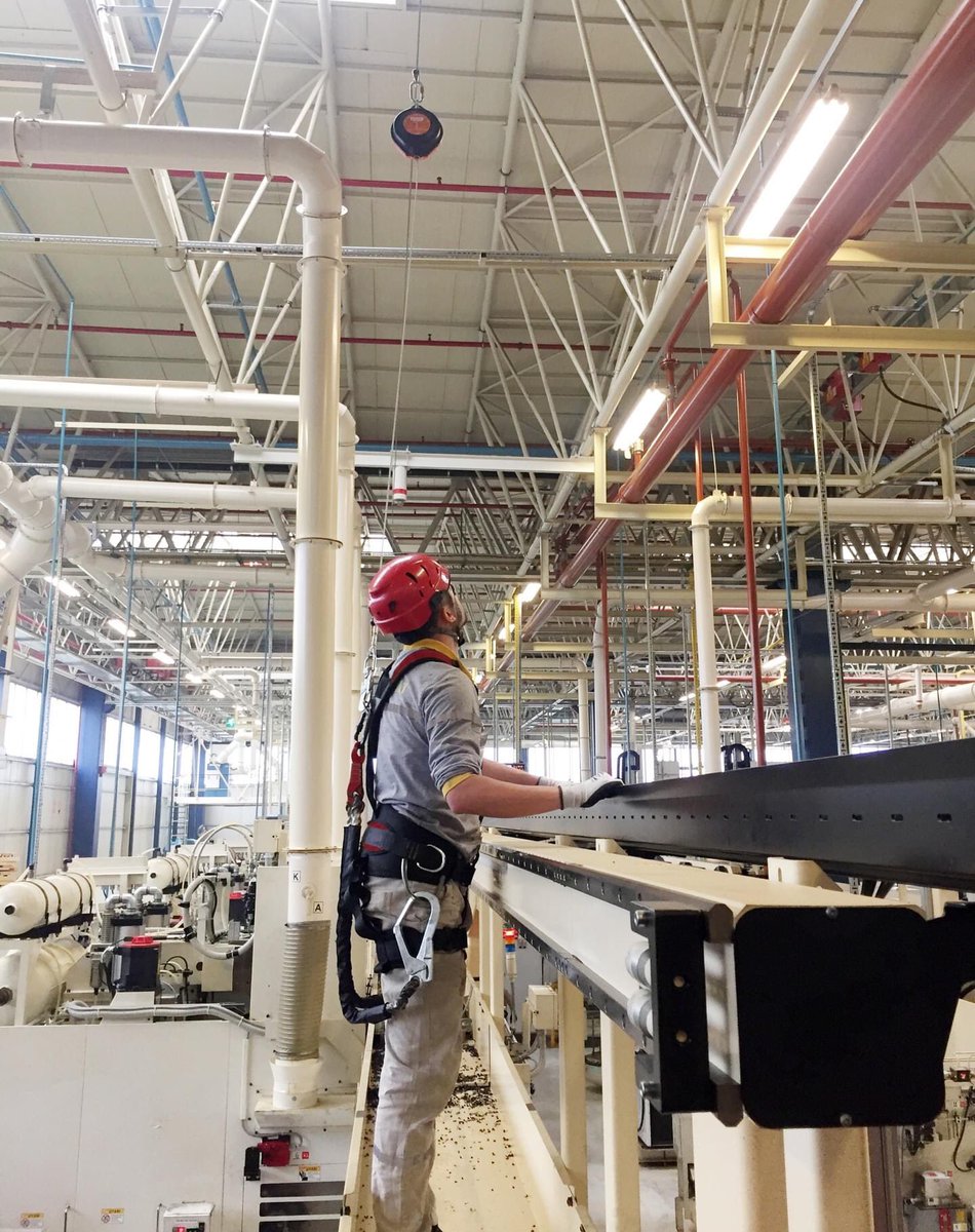 Fabrika içerisinde bulunan makinaların üst bölgelerinde yapılacak çalışmaların güvenli şekilde tamamlanması için başüstü yatay yaşam hatları yapılmaktadır.

📌 Her türlü soru ve proje hakkında; info@varf.com.tr / 0850 650 2244 / varfsafety.com.tr iletişime geçebilirsiniz..