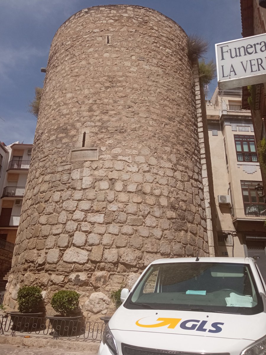 BackofficeSouth's tweet photo. Visitando la historia de Jaén (Arco de San Lorenzo) gracias al #Driverday @GLS_Spain. Siempre de la mano de un gran compañero de reparto como es Manuel de la agencia 235 Jaén👏👏👏👏👏 https://t.co/gDzoIRQ652