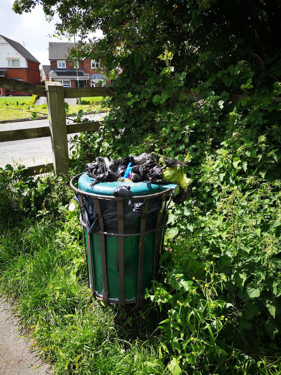 bignutty77's tweet photo. @seftoncouncil I propose you sort out the state of our communal areas! Shame on Sefton Council for the state of this place. https://t.co/HvG2bhm30h