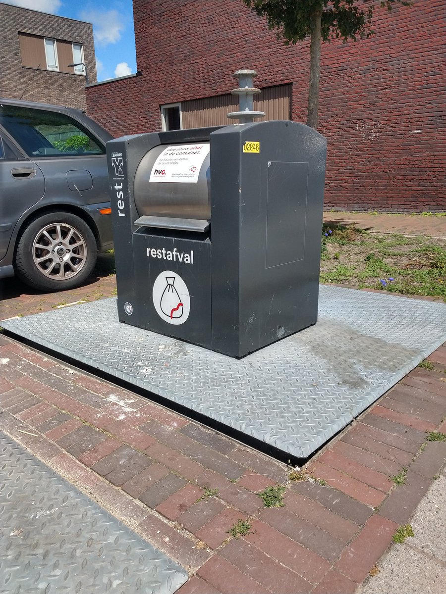 sentEMIE's tweet photo. @hvcgroep Voor het weekend de vloerplaat aan de ene kant open, nu aan de andere kant open. Zeer gevaarlijk. Verbaasd dat een chauffeur dit zelf niet ziet! Containernr: 02246 https://t.co/bewweavVQY