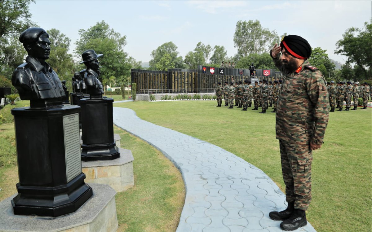 prodefencejammu's tweet photo. #WhiteKnight50
Lt Gen Manjinder Singh, #GOC #WhiteKnightCorps paid tributes to the Bravehearts in a solemn a wreath laying ceremony at #AswamedhShauryaSthal on occasion of Golden Jubilee celebrations of the @WhiteKnight_IA.
@SpokespersonMoD
@adgpi
@NorthernComd_IA @PIB_India https://t.co/JYCeAtbsLn