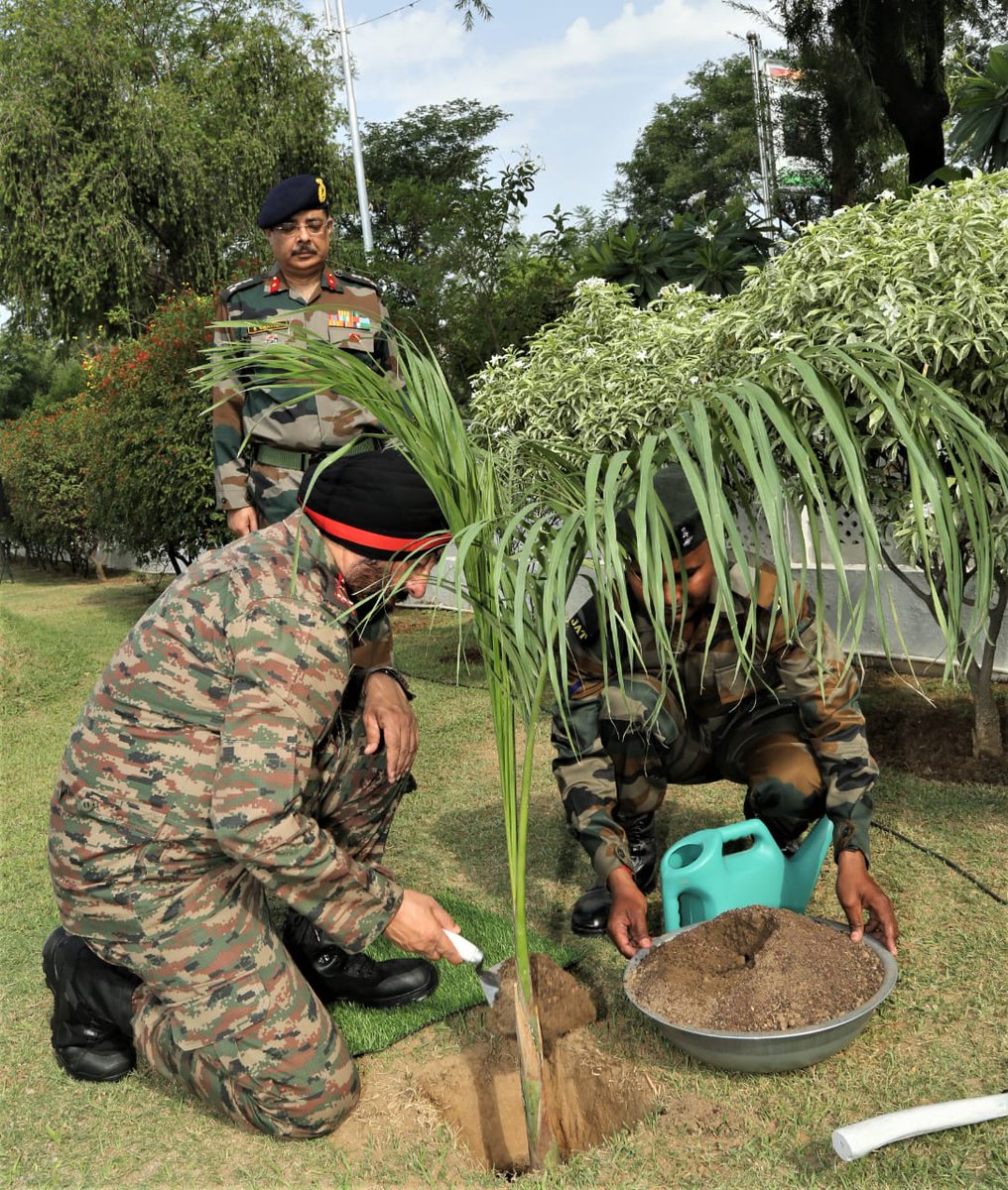 prodefencejammu's tweet photo. #WhiteKnight50
Lt Gen Manjinder Singh, #GOC #WhiteKnightCorps paid tributes to the Bravehearts in a solemn a wreath laying ceremony at #AswamedhShauryaSthal on occasion of Golden Jubilee celebrations of the @WhiteKnight_IA.
@SpokespersonMoD
@adgpi
@NorthernComd_IA @PIB_India https://t.co/JYCeAtbsLn