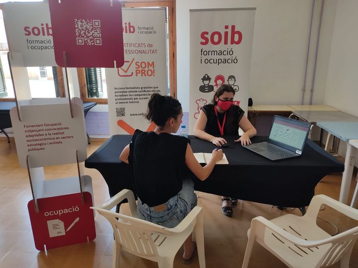 SOIBgoib's tweet photo. 🙌 Moltes gràcies a tots els joves que divendres van assistir a la 1a edició JOB-JOVE de l'@ajuntamentsantamaria al Casal de Joves (Sa Graduada)
💪💪Una magnífica oportunitat per mostrar tots els recursos que el #SOIB posa a l'abast dels joves
#SomPro
#SOIBSomPro https://t.co/4shD0KrFmN