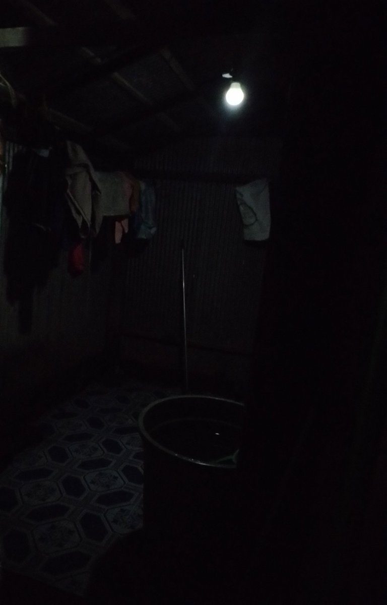 rasth140217's tweet photo. Dan ketika ia menggayung air dari dalam wadah penampung air tersebut, ia merasa seperti melihat kepala di dalamnya, namun ketika di lihat ulang, ia tidak melihat apapun di sana. 

"Mungkin perasaan ku saja, karena disini gelap. Besoklah nanti aku ganti lampunya. " gumam Dini https://t.co/M14T1iLUf2
