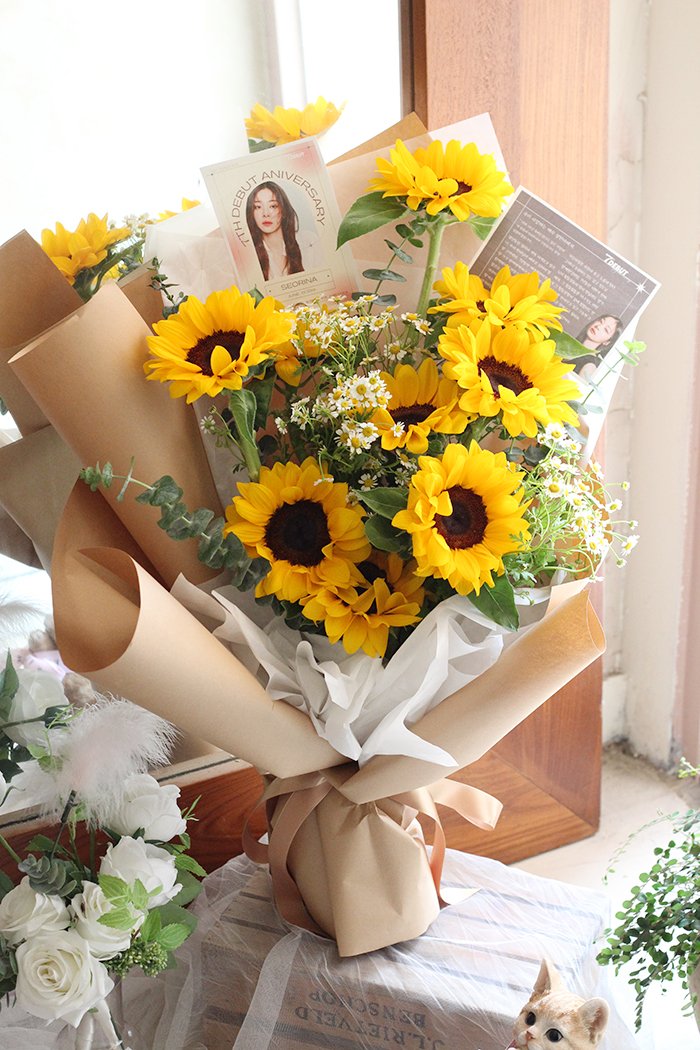 FORSEORINA_TH's tweet photo. [💌] และในวันครบรอบเดบิวต์ของอินอาปีนี้ ทางบ้านได้ทำการส่งช่อดอกไม้ ในนามแฟนคลับชาวไทยและแฟนเบส FOR SEORINA THAILAND เพื่อแสดงความยินดีให้อินอาคนเก่งของเราด้วยค่ะ 💘💐 [1/8]
#SEORINA7THDEBUT 
#Seorina7thDebutAnniversary

#ซอลอินอา #SEORINA #SeolInAh #설인아 https://t.co/V7tt6kzDH4