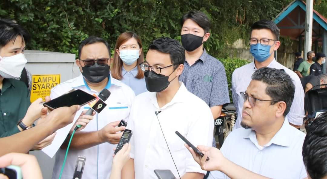 SandreaNg's tweet photo. @BNM_official needs to crack down on financial fraud promptly and effectively, before it gets out of hand!

Today I joined my party colleagues led by the Treasurer General of @KEADILAN @cheanchung to submit 4 suggestions to the BNM governor.
@tankarhing @Simon_Ooi https://t.co/uckN36lEML