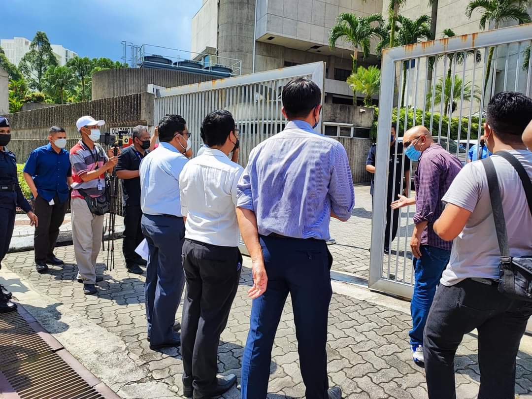 SandreaNg's tweet photo. @BNM_official needs to crack down on financial fraud promptly and effectively, before it gets out of hand!

Today I joined my party colleagues led by the Treasurer General of @KEADILAN @cheanchung to submit 4 suggestions to the BNM governor.
@tankarhing @Simon_Ooi https://t.co/uckN36lEML
