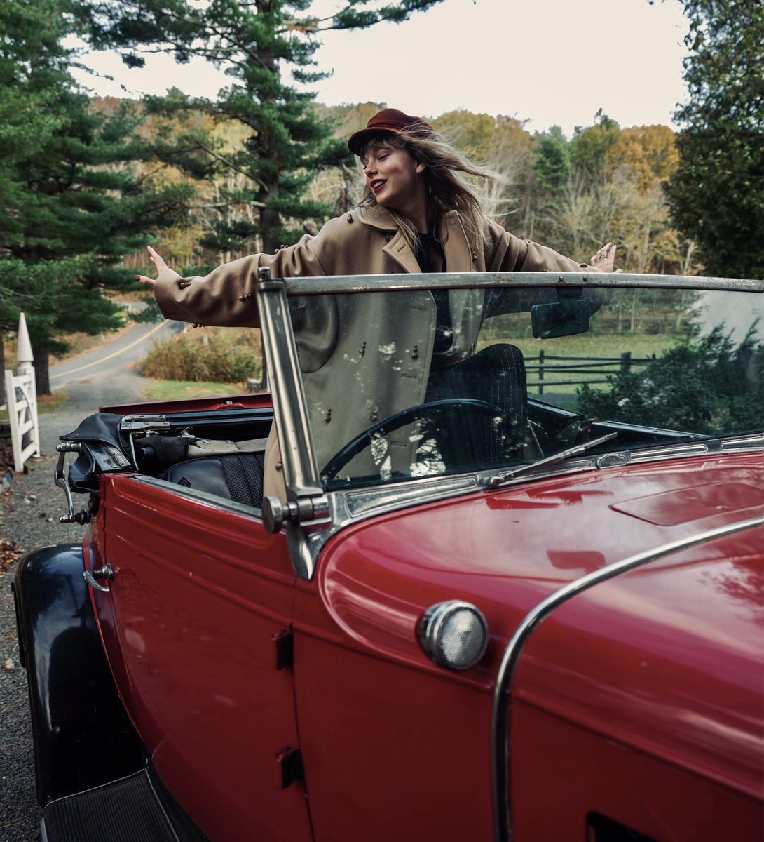TMlovesRED's tweet photo. You can tell that Taylor Swift really enjoys reliving the Red era so much. Her best looks in years. She's genuinely happy https://t.co/reWjAy6FCK