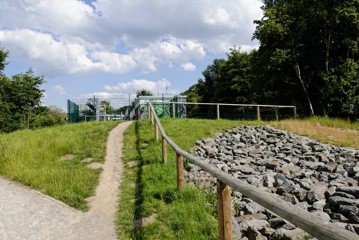 fotoaufnahme's tweet image. Zwischen dem Wald- und Wiesengewässer "#Rotbach" und dem Durchfließen der Altstadt von Dinslaken, wird der Bachlauf im Ortsteil Hiesfeld in einem See gestaut.