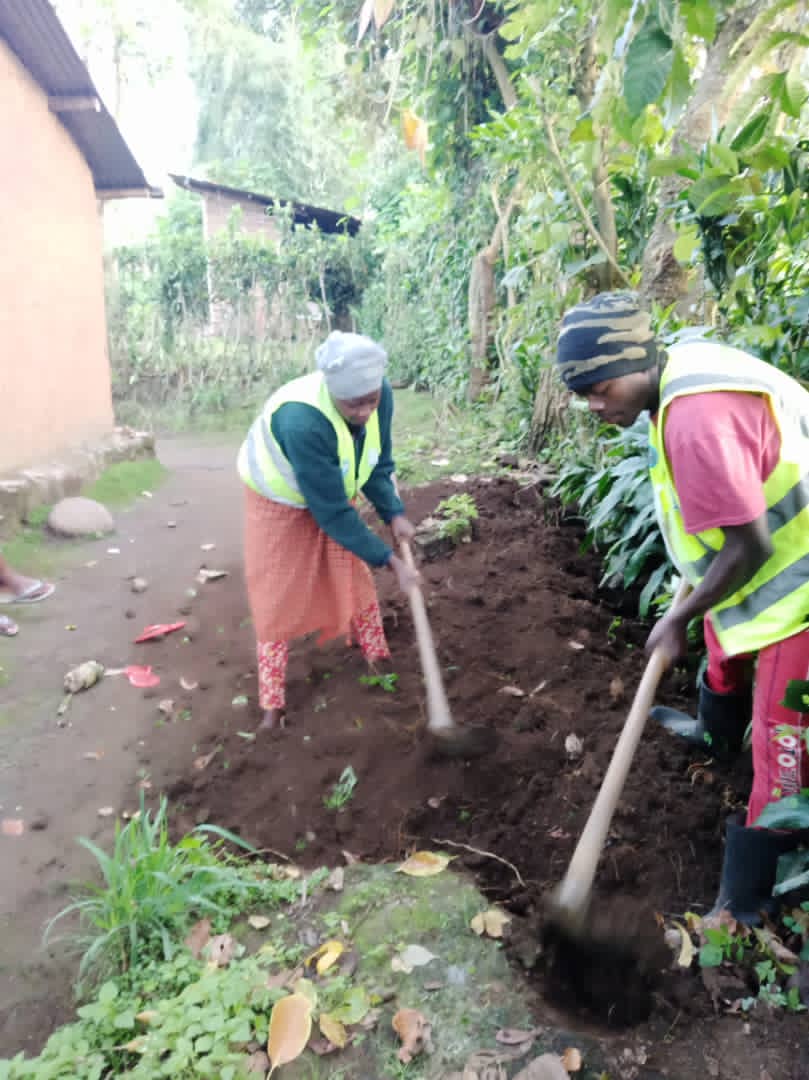 NyangeYouth1's tweet photo. @NyangeYouth1 Dukomeje kugira uruhare mumibereho myiza y'abaturage, by'umwihariko mukubaka imirima y'igikoni no gufasha abatuye #Nyangesector kugira Isuku. @karambikarima @YouthMusanze @RobertByiri https://t.co/wRp9dKNnhL