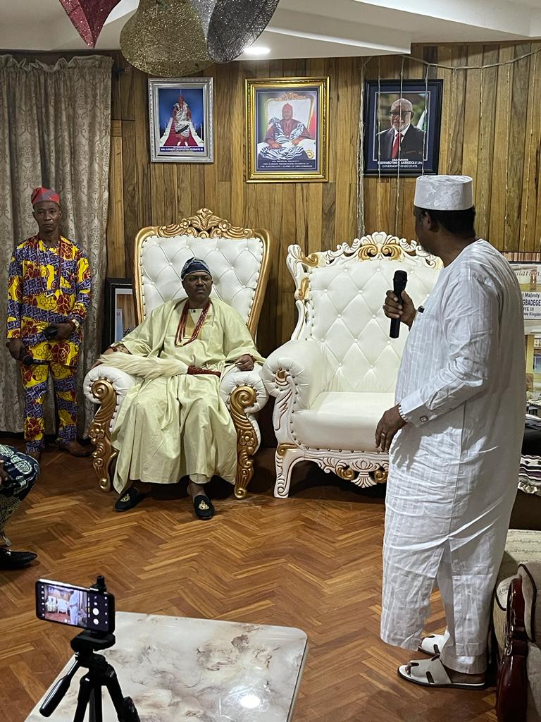 ProfBoroffice's tweet photo. Owo Attack: Condolence visit to HRM Olowo of Owo, Oba Ajibade Ogunoye, St Francis Xavier Catholic Church and Federal Medical Centre, Owo to provide succour to victims undergoing treatments at the facility. https://t.co/M7Mptgc0aZ