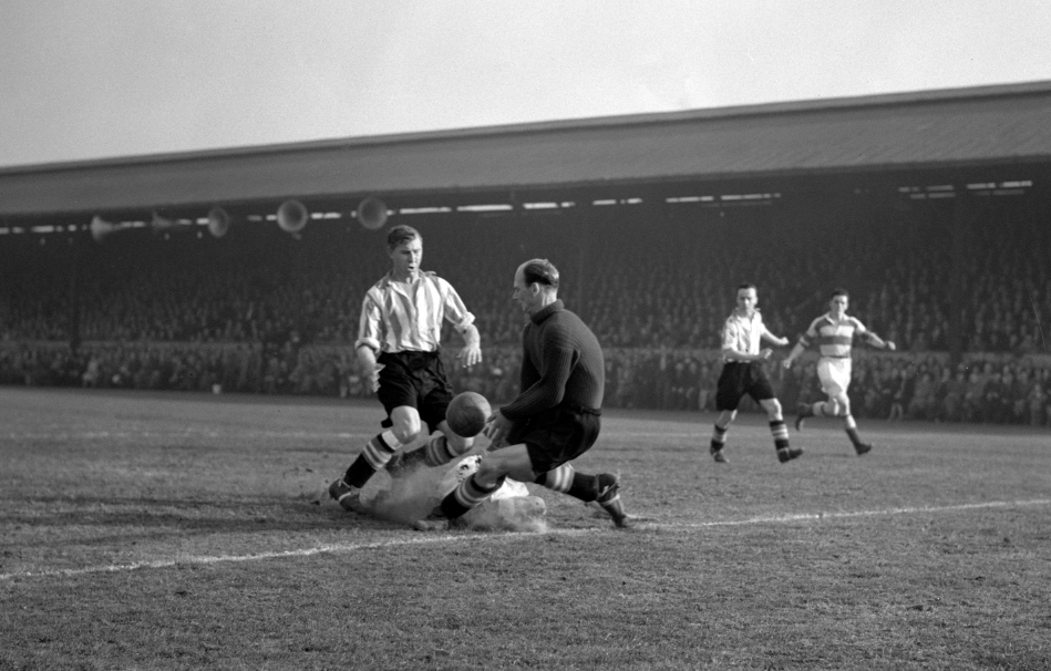 HibsOnThisDay's tweet photo. Today in 1942: Hibs defeated Third Lanark 8-2 in a Summer Cup tie 2R 1st leg match at Easter Road - Willie McCartney's side were 4-0 up after 15 mins. 

Brentford's Coatbridge-born Joe Crozier guested in goals for Hibs &amp; an 18yo Gordon Smith (front row, far left) scored twice. https://t.co/eMwNsJba55