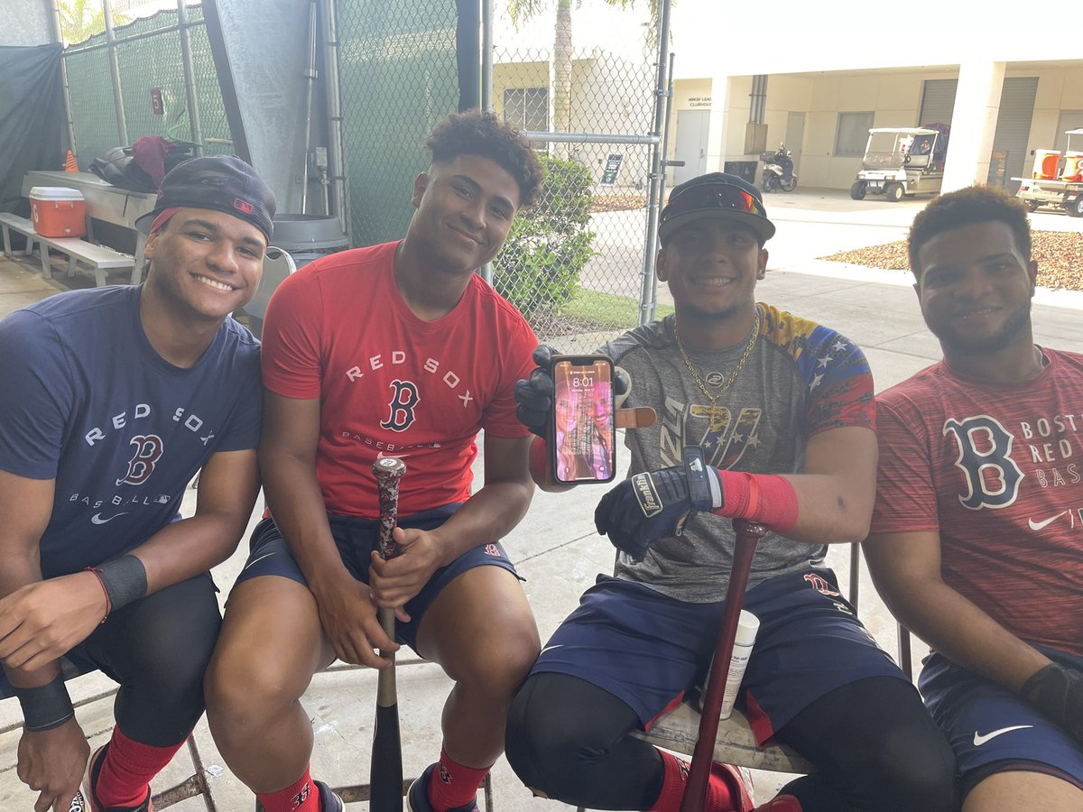 biancaesmith12's tweet photo. What time does 8:30 hitting start? *hint* earlier than 8:30 (zoom in on the phone) 😂😂 #RedSox #FCLRedSox #DirtyWater #temprano #hittersgonnahit https://t.co/kt7RahuhXg