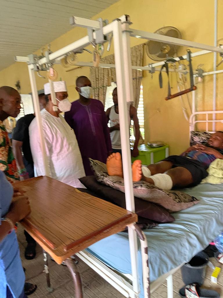 ProfBoroffice's tweet photo. Owo Attack: Condolence visit to HRM Olowo of Owo, Oba Ajibade Ogunoye, St Francis Xavier Catholic Church and Federal Medical Centre, Owo to provide succour to victims undergoing treatments at the facility. https://t.co/M7Mptgc0aZ