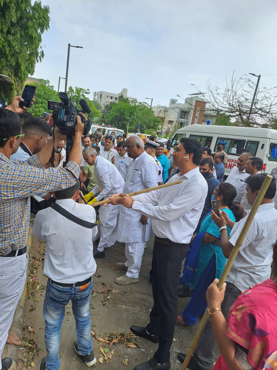 આજ રોજ અમદાવાદના બાયોડાયવર્સિટી પાર્ક, સાબરમતી રિવરફ્રન્ટ ખાતે માન. રાજ્યપાલશ્રી ની ઉપસ્થિતિમાં સ્વચ્છતા અભિયાન અને વૃક્ષારોપણ કાર્યક્રમ યોજાયો.<a href="/CMOGuj/">CMO Gujarat</a> <a href="/pkumarias/">Pankaj Kumar</a> <a href="/ahmedabad_info/">info_ahmedabad_gog</a>