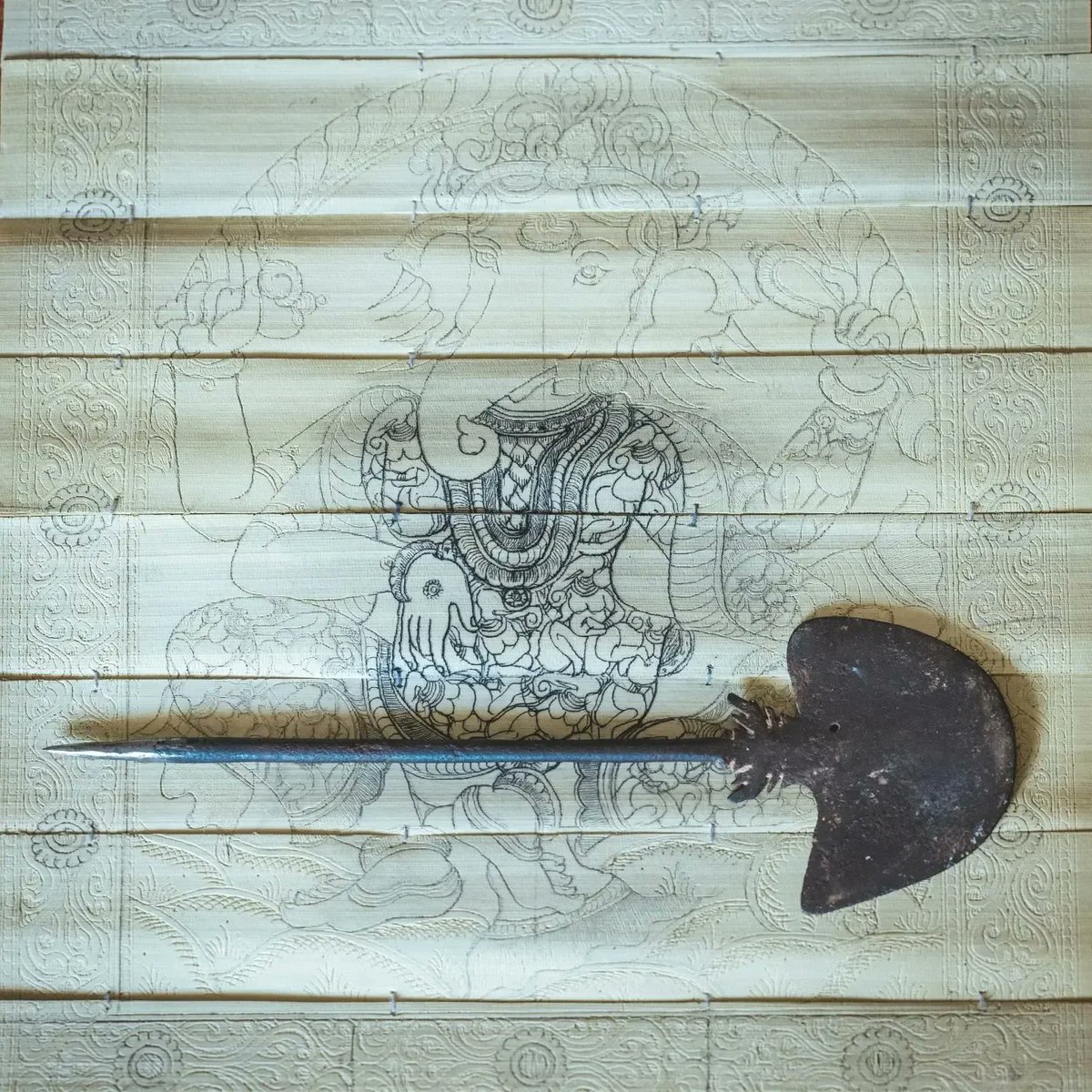 In #Talapatrachitra an iron stylus has to be used with extreme care to etch the drawing onto the brittle surface of dried palm leaves. 🍃

Mastering this craft takes ages n what the artisan creates is no less than a masterpiece ✨️ 

#heritage #crafts #raghurajpur #puri #odisha
