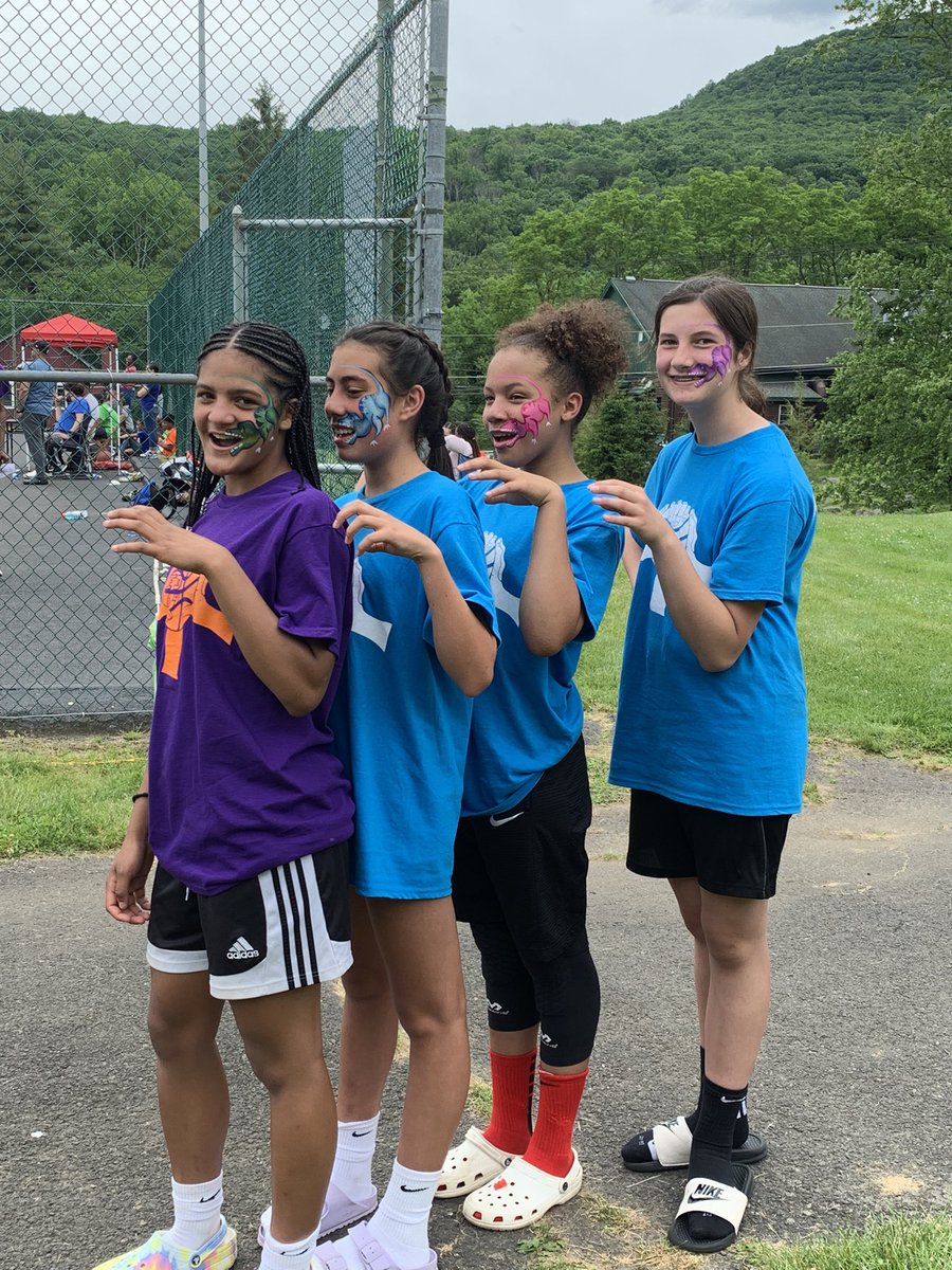 FDedicated64's tweet photo. Ball stars celebrating their wins in the 4 on 4 tournament with some team bonding and face painting. Congrats girls !  #foreverdedicated64 #wesettingtrend#bealegendnotalady https://t.co/tdWL893AXS