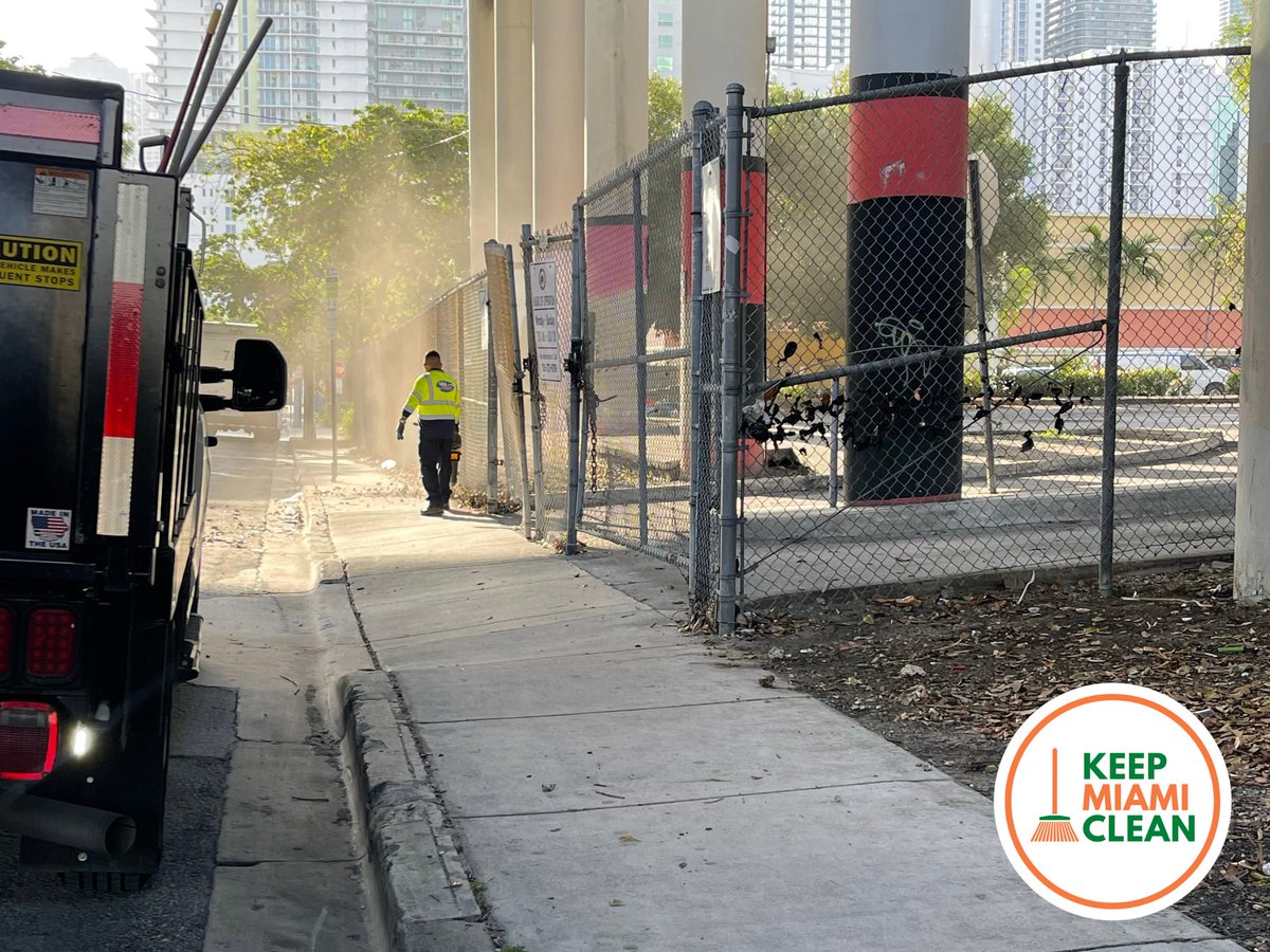 JoeCarolloNow's tweet photo. #KeepMiamiClean is in full swing! Our daily street clean-ups are transforming and beautifying our district one street at a time.
#JoeCarollo #District3 #Miami #LittleHavana @MiamiZeroWaste https://t.co/LPJEQGBUAh
