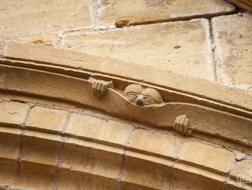 efemarq's tweet photo. Humor romànic. Un escultor medieval del segle XII divertint-se a la portalada de l'Abadia de Santa Fe de Concas, a Occitània. https://t.co/jPrM5r2unK