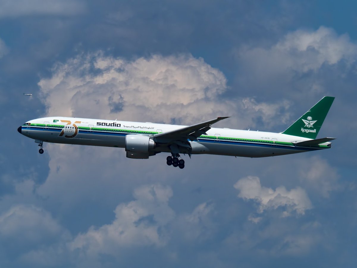 @SaudiAirlinesEn Retrojet 777-300 on final to @JFKairport 22L

#spotjfk #aviationphotography