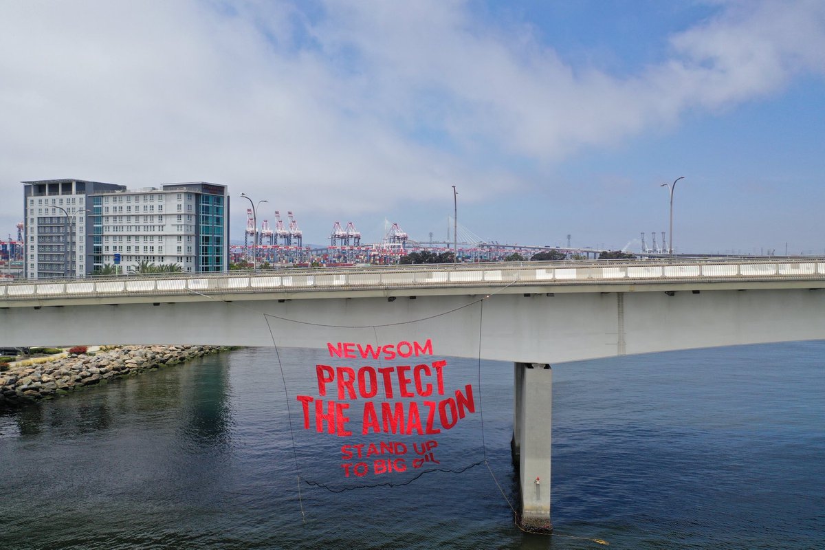 fossiltreaty's tweet photo. 1⃣ in 7⃣ gallons of gas pumped in #SoCal comes from the Amazon so activists from @amazonwatch @standearth have dropped 2 *massive* banners at the #SummitOfTheAmericas to demand @GavinNewsom &amp; @LassoGuillermo take action.
https://t.co/RfD0j1GgUf 
#CumbredelasAméricas #LinkedFates https://t.co/VT2N2Fik29