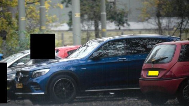 In verband met een rechercheonderzoek op Schiphol, is het opsporingsteam op zoek naar het volgende voertuig: blauwe Mercedes-Benz AMG GLC 43 met kenteken J-279-PN. Meer informatie: marechaussee.nl/actueel/nieuws….