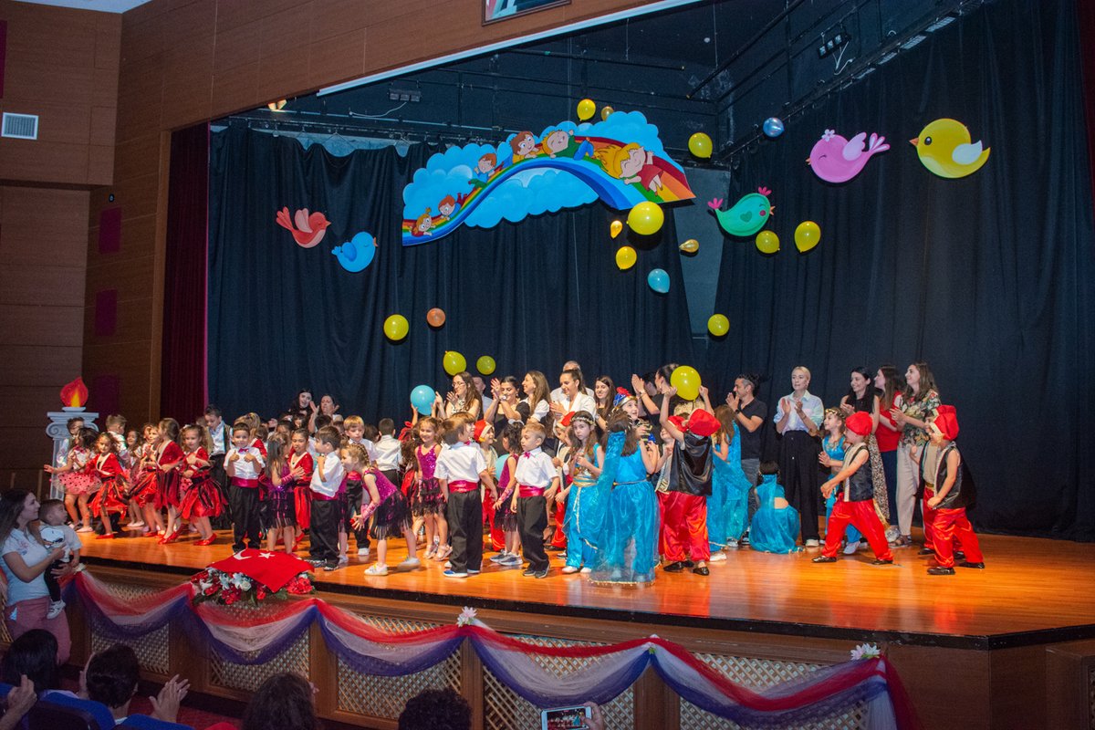 Anasınıfı öğrencilerimizin "Sürdürülebilirlik" temalı dans, müzik ve İngilizce etkinliklerle dolu yıl sonu gösterilerinde, miniklerimizle kurduğumuz "Çocukça Hayallerimize" bir yenisini daha eklemenin mutluluğunu yaşadık. ❤️💙
#HerAnımdaBahçeşehir
#BahçeşehirKoleji