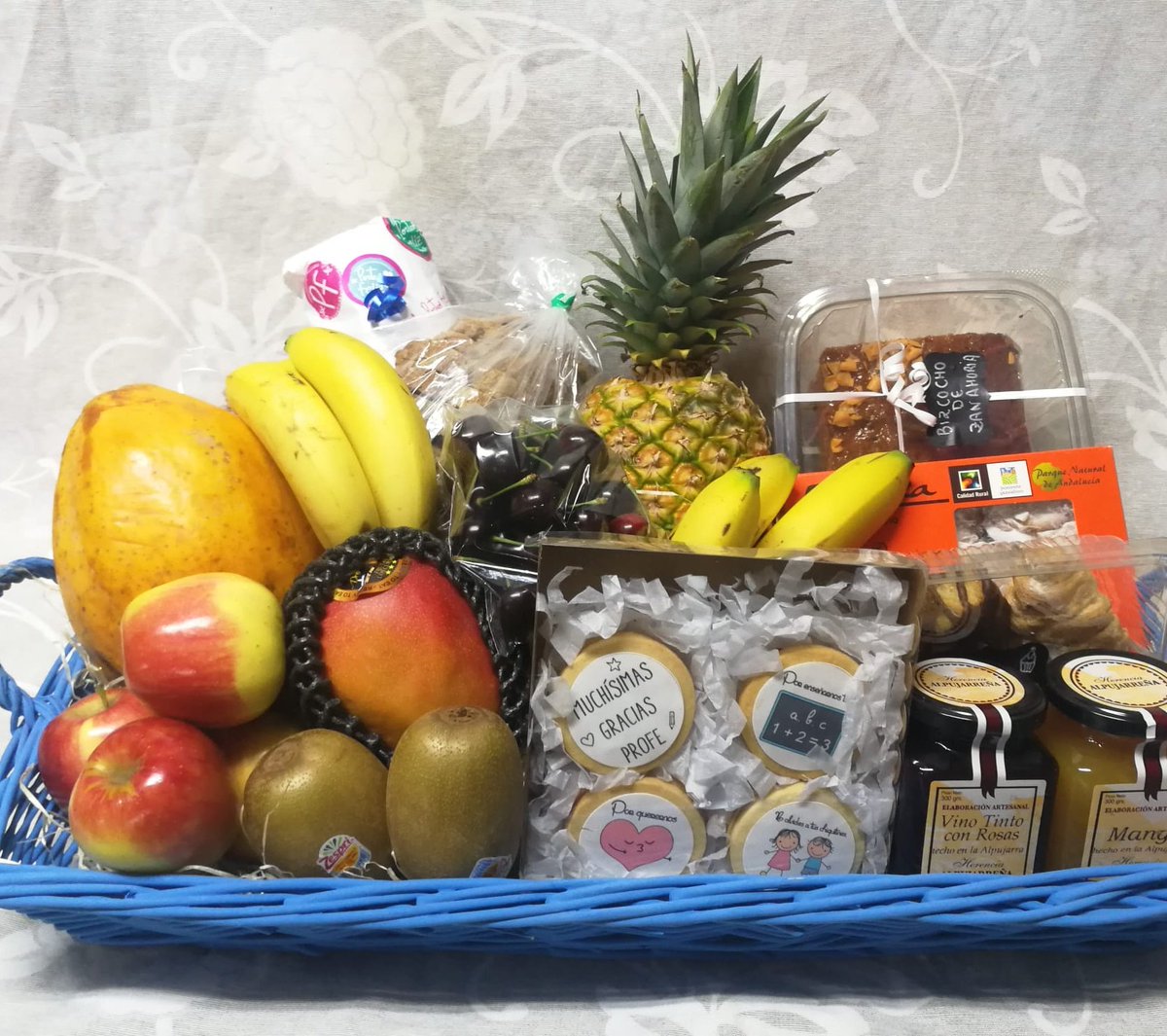 Sorprende con una cesta de dulces y fruta cómo esta!!! En esta ocasión fue el detalle de fin de curso del maestro Adrián del cole Cristo de la Yedra. 😍😋
Visita nuestra tienda on line 👉 dulcestipicosgranada.es 
#regalosoriginales #regalomaestro  #cristodelayedra