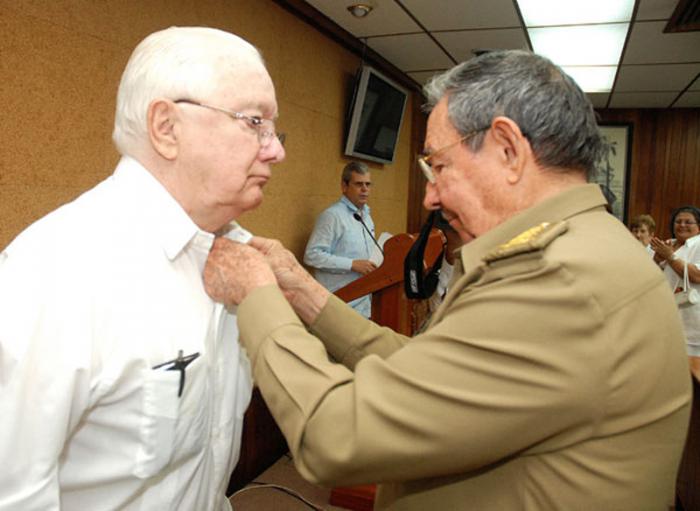 MMarreroCruz's tweet photo. Este #13Junio recordamos los 92 años del natalicio de Armando Hart Dávalos, destacado luchador e intelectual revolucionario, quien, a decir de Machado Ventura: “se destacó por ser siempre muy fiel a #Fidel”.
#Cuba 🇨🇺 https://t.co/7EAiRBTglD