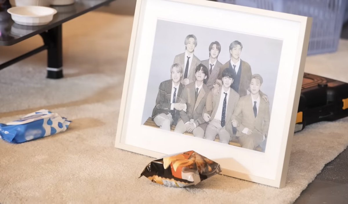 kijoon9's tweet photo. ไม่ไหว55555555555 พอทีเร้กกินเส้ดละจะไปเล่นเกม น้องไคก็โค้งให้(รูป)บังทันว่า ขอบคุณสำหรับอาหารครับ แถมวางขนมให้บังทันถุงนึงด้วย55525255555556 https://t.co/fg85ouTOe7
