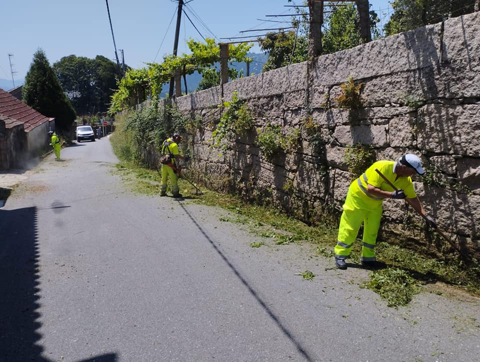 PorrinoConcello's tweet image. #Parroquias 🌳 As brigadas municipais continúan cos traballos diarios de desbroce e limpeza de beiravías. Hoxe traballan en #Budiño , #Atios (travesía Novás) e #Mosende (Levada Folón e O Regueiro)