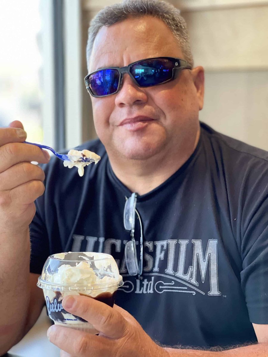 MamacitaOTM's tweet photo. Siempre celebramos el Día de los Padres con un banquete de deliciosas comidas en casa! ¡Este año celebramos en @Culvers con ButterBurgers, Wisconsin Cheese Curds (cuajadas de queso) y el cremoso Frozen Custard. #CulversPartner #Culvers #FathersDay https://t.co/6RLnDGOpVf https://t.co/zQbcd1HSbp