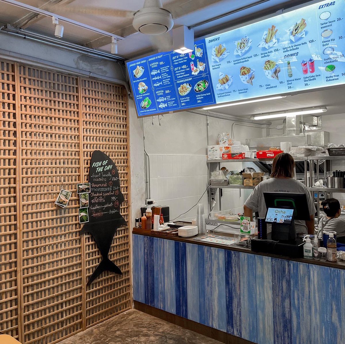 ร้าน Fish &amp; Chips เปิดใหม่ได้ไม่นานที่บรรทัดทอง “Fishmonger” นางเป็นร้านที่ใช้ปลาไทยสดวันต่อวันให้เลือกนะแต่ละวันจะมี special ให้เลือกชนิดปลาด้วย(ราคาต่างกันนะ) ขอบอกว่าอร่อยจิงกินกับทาร์ทาร์ซอสคือเลิฟมากสู ดีไปหมด ร้านอยู่ในโครงการ Galileoasis เด้อ #อร่อยบอกต่อ <a href="/aroii/">@aroii บอกต่อ</a>