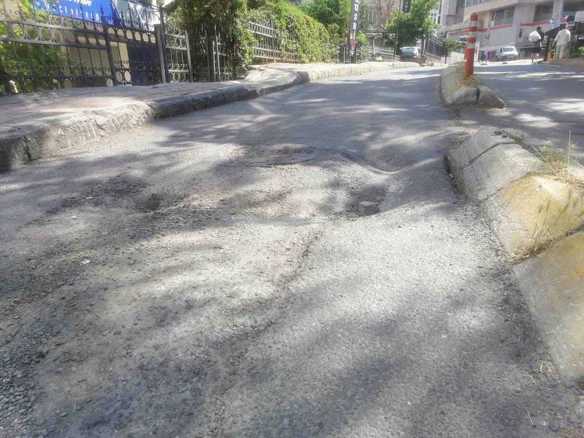 Sayın #şişlibelediyesi yekilileri <a href="/sislibelediyesi/">Şişli Belediyesi</a>  
Yaklasik 1 yildir tam 3 kez gelip buraya asfalt doktunuz ama bir turlu yolu yapamadiniz
Arabalar kalmaya basladi 
Lutfen gelip acil olarak yolu yapmanizi rica ederiz.
Adres: Salih Tozan Sokak Gulbahar Mh Sisli